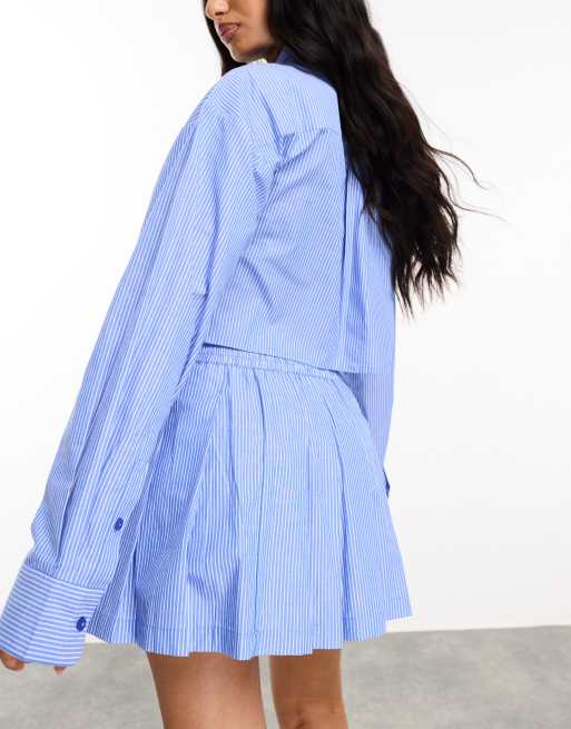Weekend Collective - Minigonna a pieghe blu a righe con etichetta tessuta in coordinato, 4 di 5