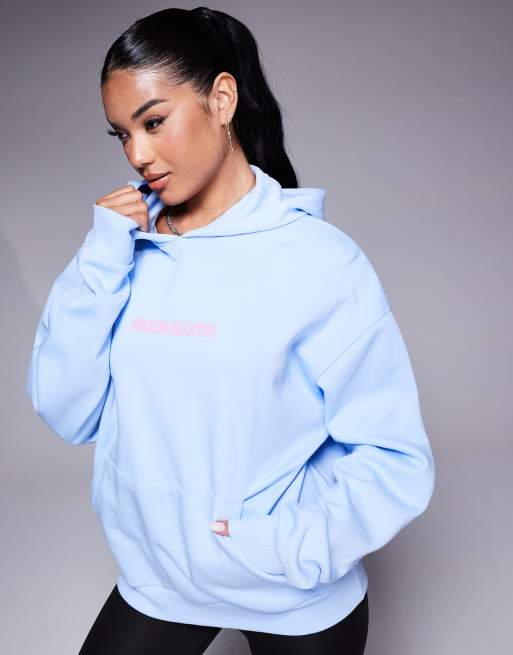 Weekend Collective – Niebieska bluza oversize z kapturem i różowym logo na plecach, 2 z 4