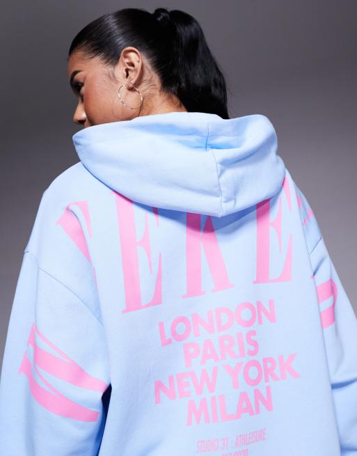 Weekend Collective – Niebieska bluza oversize z kapturem i różowym logo na plecach, 3 z 4