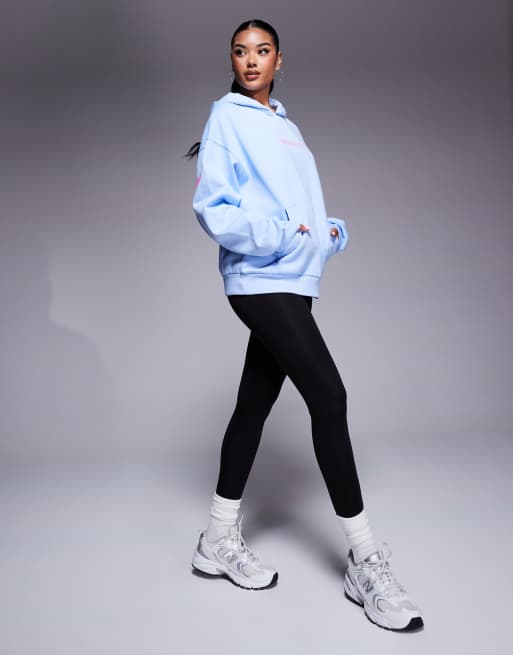 Weekend Collective – Niebieska bluza oversize z kapturem i różowym logo na plecach, 4 z 4