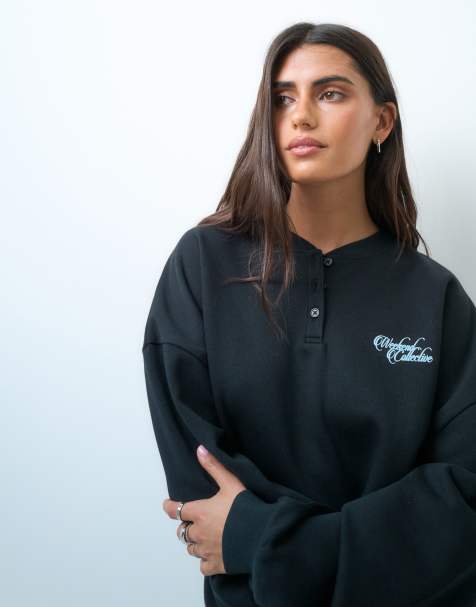 Weekend Collective Oversize-Henley-Sweatshirt mit Grafik in Schwarz - view 1