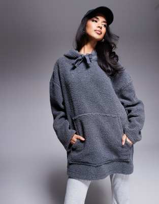 Weekend Collective - Oversize-Kapuzenpullover aus Teddyfell in Grau