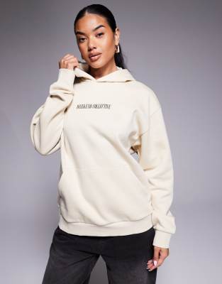 Weekend Collective - Oversize-Kapuzenpullover in Steinbeige mit Stapel-Logo auf dem Rücken-Neutral