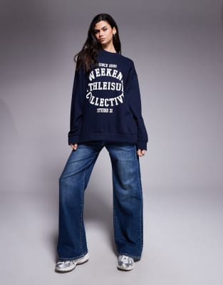 Weekend Collective - Oversize-Sweatshirt in Marineblau mit „Athleisure-Studio"-Grafik