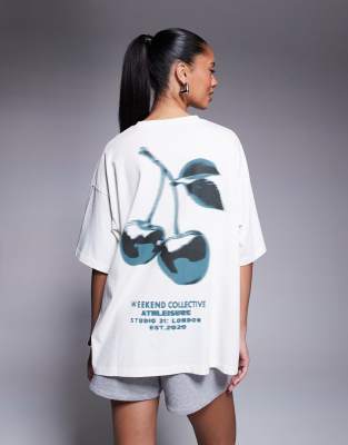 Weekend Collective - Oversize-T-Shirt in Ecru mit blauem Kirsch-Grafikprint-Bunt