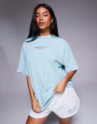 Weekend Collective - Oversize-T-Shirt verwaschenem Blau mit auffälliger Logo-Schriftgrafik hinten