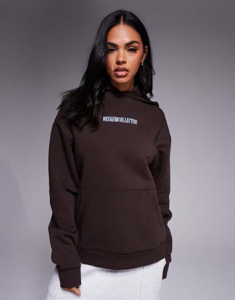 Weekend Collective - Oversized hoodie met gestapeld logo op de achterkant in chocoladebruin - view 1