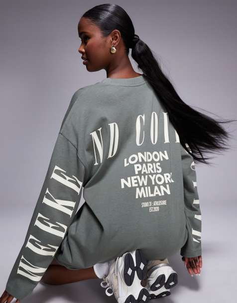 Weekend Collective - Oversized T-shirt jurk met lange mouwen en logo op de achterkant in kaki - view 1