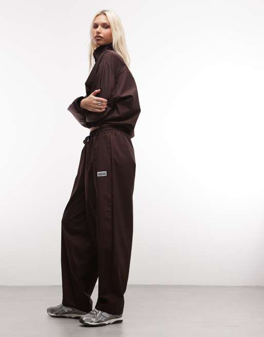 Weekend Collective - Pantalon de jogging barrel d'ensemble en nylon - Chocolat, 3 de 5