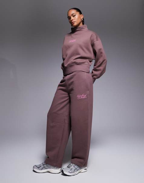 Weekend Collective - Pantalon de jogging d'ensemble ample en tissu épais avec inscription manuscrite brodée - Chocolat - view 1