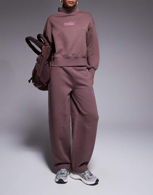 Weekend Collective - Pantalon de jogging d'ensemble ample en tissu épais avec inscription manuscrite brodée - Chocolat, 2 de 5