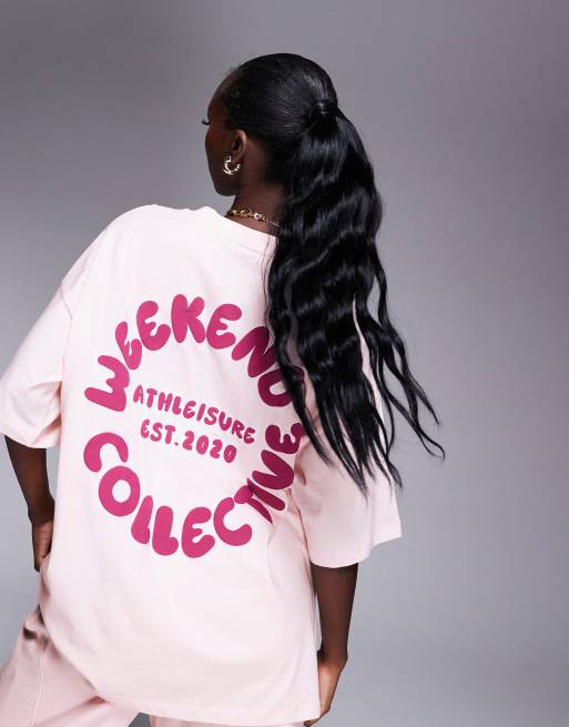 Weekend Collective – Różowy T-shirt oversize z wypukłą grafiką z logo