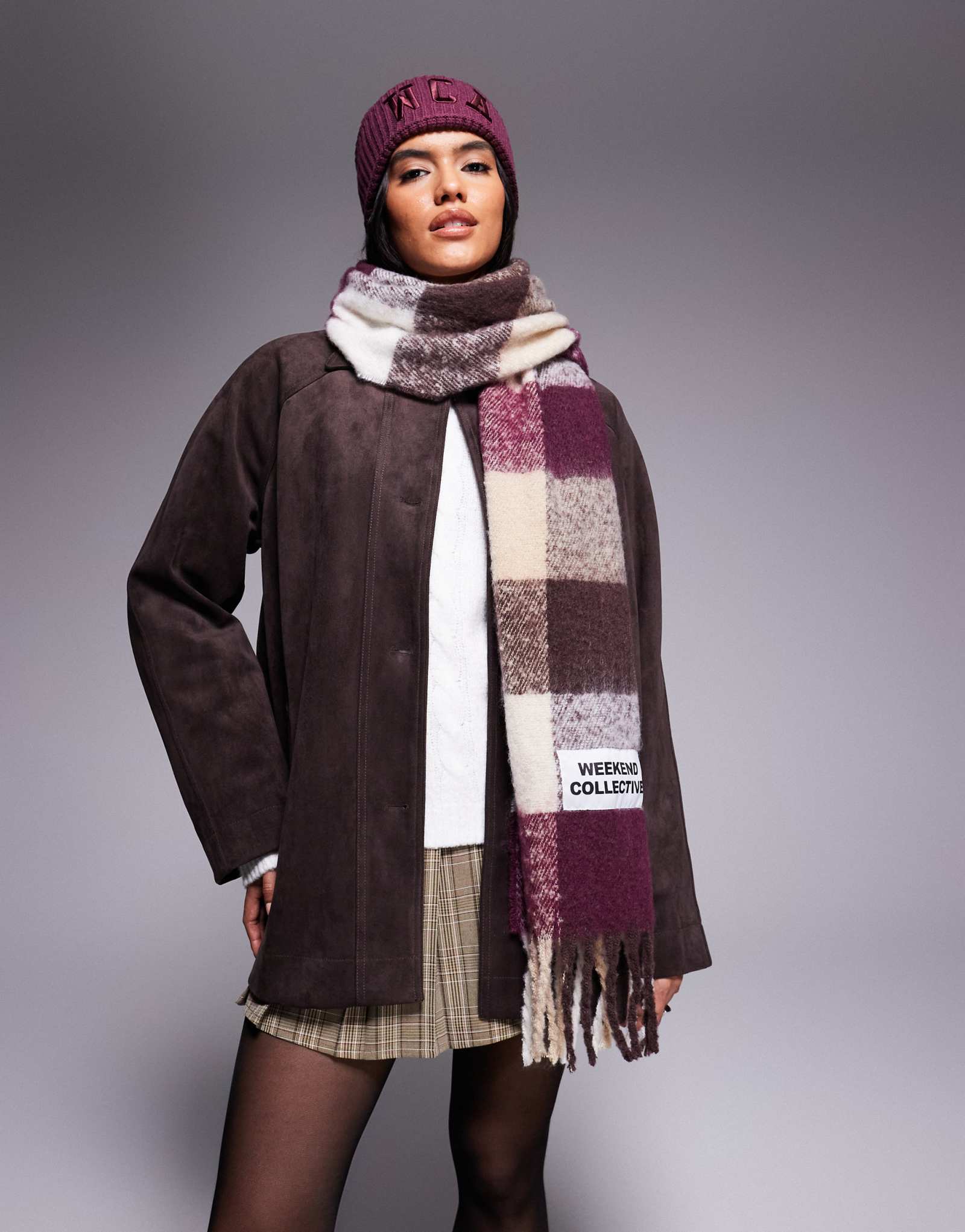 Коллективный шарф выходного дня в клетку сливового цвета