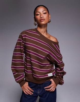 Weekend Collective - Schulterfreies Sweatshirt mit schokoladenfarbenen und burgunderfarbenen Streifen-Bunt