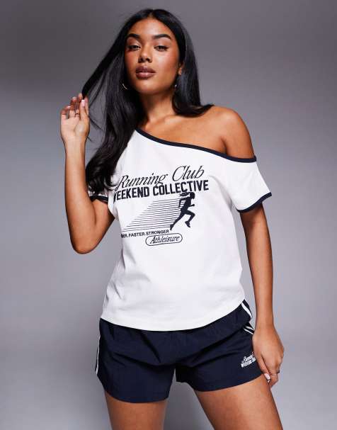 Weekend Collective – Schulterfreies T-Shirt in Creme mit Kontrasteinfassung in Marineblau und Läufer-Grafikprint, Kombiteil - view 1