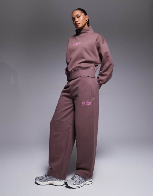 Weekend Collective – Schwere Jogginghose in Schokobraun mit weitem, abgerundetem Bein und Stickerei in Kritzeloptik, Kombiteil