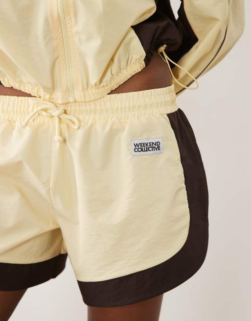 Weekend Collective set i nylon med löparshorts i buttermilk och chocolate, 2 av 5
