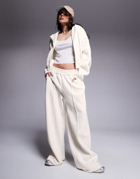 Weekend Collective – Set in Creme, bestehend aus Cropped-Kapuzenjacke mit Reißverschluss und Jogginghose mit weitem Bein - view 1