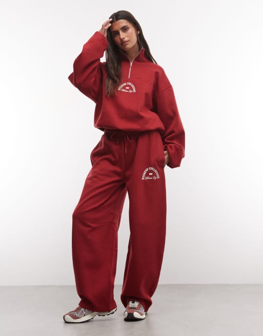 Weekend Collective set sweatshirt med halv dragkedja, ståkrage och grafik i rött, 2 av 4