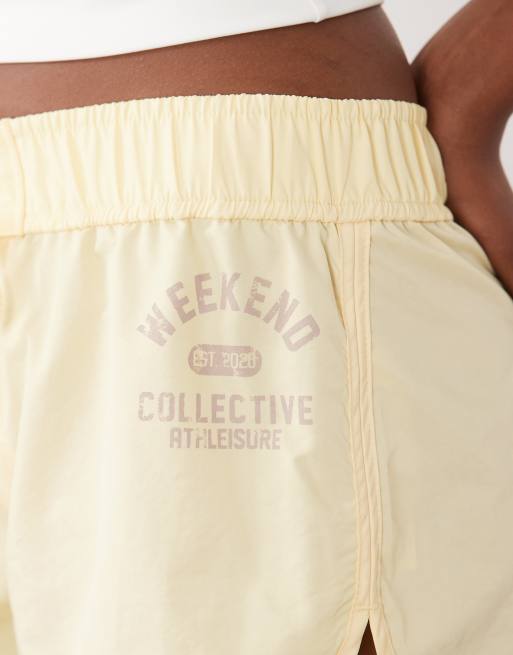 Weekend Collective short en micro nylon avec détail de taille à nouer couleur buttermilk, 3 de 5
