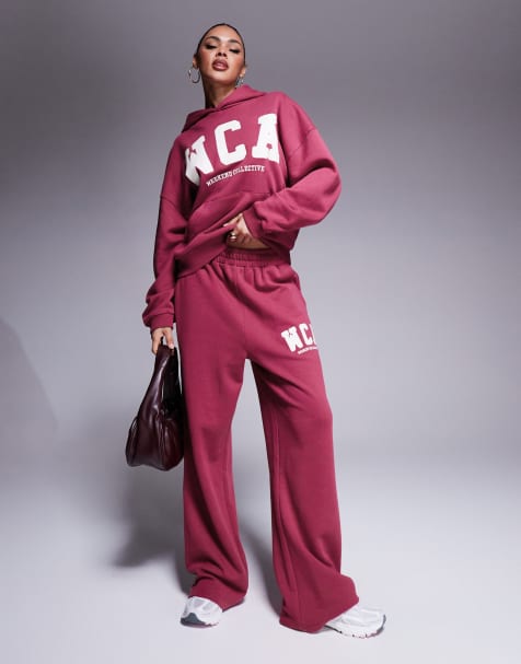 Weekend Collective – Śliwkowe joggersy oversize z logo w uczelnianym stylu, część zestawu - view 1