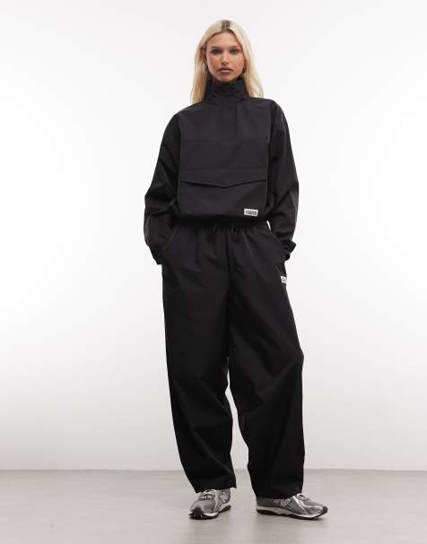 Weekend Collective – Svart set i nylon med vindjacka och byxor med barrelben - view 1