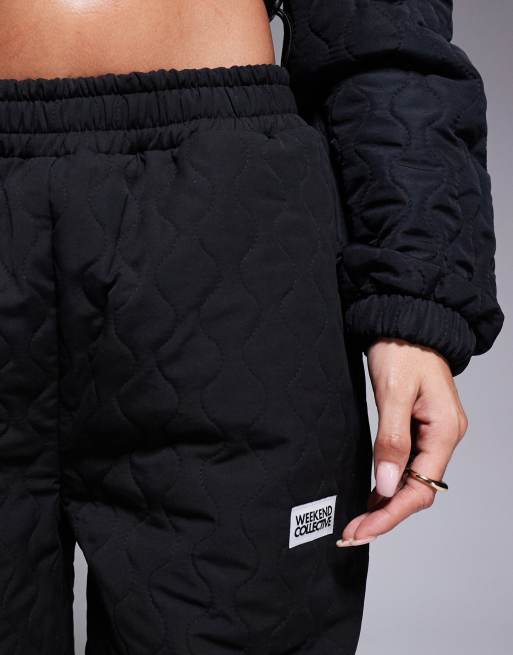 Weekend Collective – Svarta, quiltade mjukisbyxor med muddar i nylon, del av set, 3 av 5
