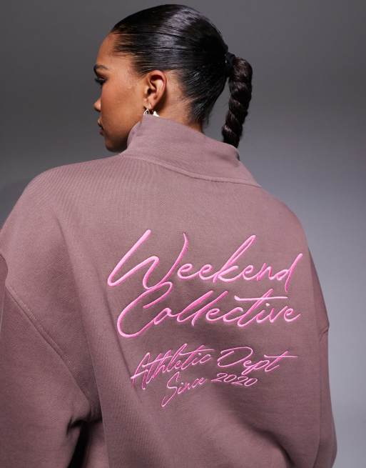 Weekend Collective - Sweat d'ensemble épais avec col cheminée et inscription manuscrite brodée - Chocolat, 3 de 4