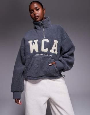 Weekend Collective - Sweat en imitation peau de mouton à col zippé et motif style universitaire - Gris | ASOS