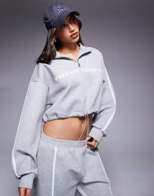 Weekend Collective - Sweatshirt aus Neopren-Stoff in Grau meliert mit kurzem Reißverschluss und Streifendetail, Kombitei...