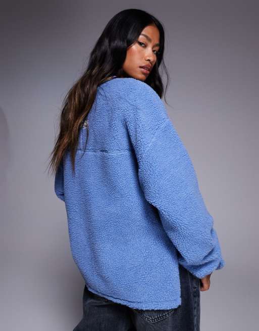 Weekend Collective – Sweatshirt aus Teddyfell in Blau gedeckt mit aufgestickter Grafik, 2 von 4