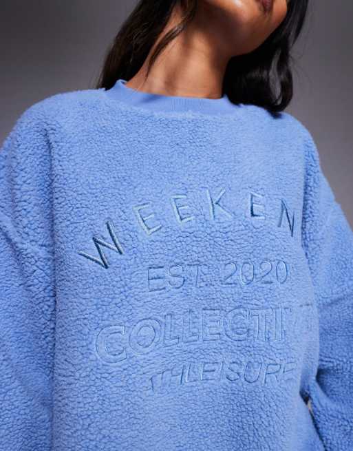 Weekend Collective – Sweatshirt aus Teddyfell in Blau gedeckt mit aufgestickter Grafik, 3 von 4