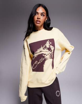 Weekend Collective - Sweatshirt in Buttermilchgelb mit Foto-Print
