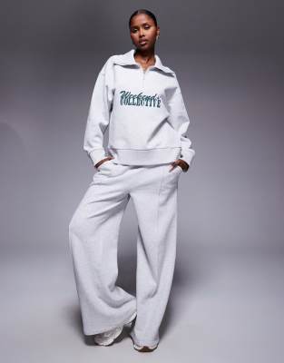Weekend Collective - Sweatshirt in grau meliert mit kurzem Reißverschluss und Schriftzug in verschiedenen Schriftarten