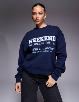 Weekend Collective - Sweatshirt in Marineblau mit Grafikprint