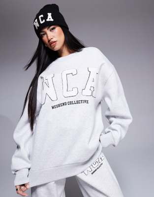 Weekend Collective - Sweatshirt in meliertem Grau mit College-Logo