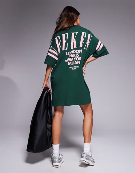Weekend Collective – T-Shirt-Kleid in Grün mit Oversize-Passform und rosa Stapel-Logo auf dem Rücken - view 1