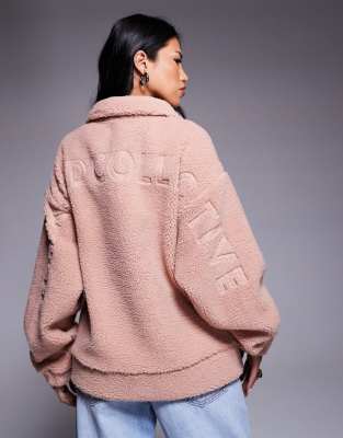 Weekend Collective - Teddy-Fleecejacke in Rosérosa mit Reißverschluss und Ausbrenner-Grafik