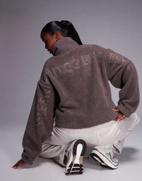Weekend Collective – Teddy-Fleecejacke in Taupe mit durchgehendem Reißverschluss und Ausbrenner-Grafik - view 1