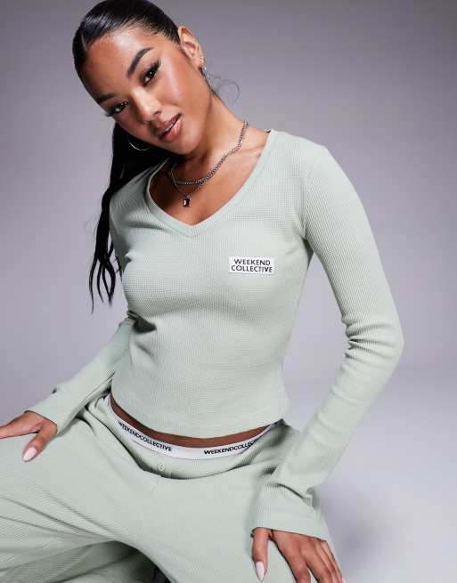 Weekend Collective - Top in tessuto a nido d'ape color verde salvia con scollo a V in coordinato