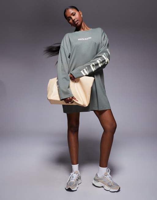 Weekend Collective - Vestito T-shirt oversize a maniche lunghe kaki con logo sul retro, 2 di 4