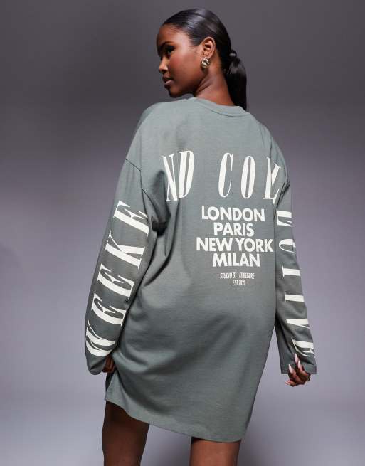 Weekend Collective - Vestito T-shirt oversize a maniche lunghe kaki con logo sul retro, 3 di 4