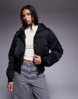 Weekend Collective - Wattierte Cropped-Jacke in Schwarz mit geripptem Korsettdetail in der Taille