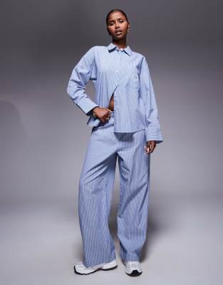 Weekend Collective - Weit geschnittene Hose aus gestreiftem Webstoff in Blau und Weiß, Kombiteil-Bunt