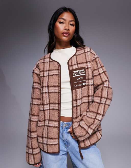 Weekend Collective – Zapinana na zamek bluza polarowa ze sztucznego kożuszka w różową kratkę