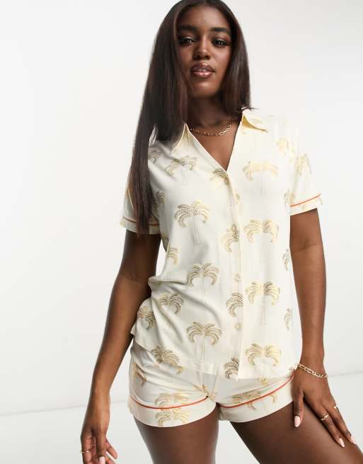 Wellness Project x Chelsea Peers – Kurzer Pyjama in Cremeweiß und Gold mit Palmenmuster in Folienoptik