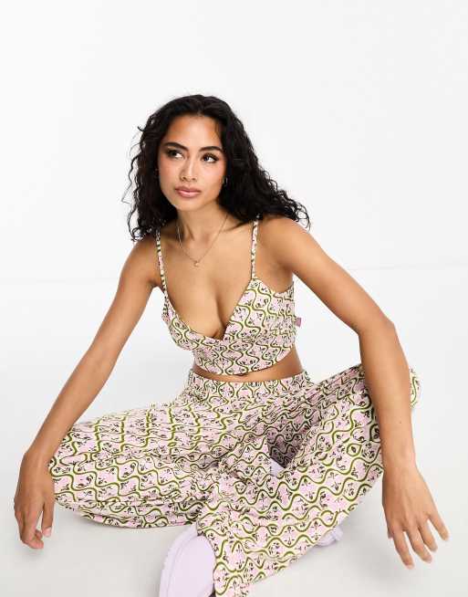 Wellness Project x Chelsea Peers - Pyjamaset met cropped bralette met broek met wijde pijpen in lila retro tegelprint