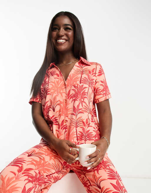 Wellness Project x Chelsea Peers - Pyjamaset met palmprint en wijde pijpen in gebrand oranje