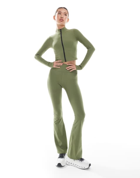 WeWoreWhat – Active – Bootcut-Leggings in Olivgrün mit niedrigem Bund - view 1