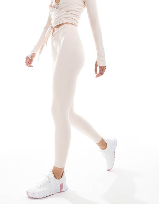 WeWoreWhat – Active – Leggings in Blassrosa mit V-Design vorne und Raffung, 3 von 5